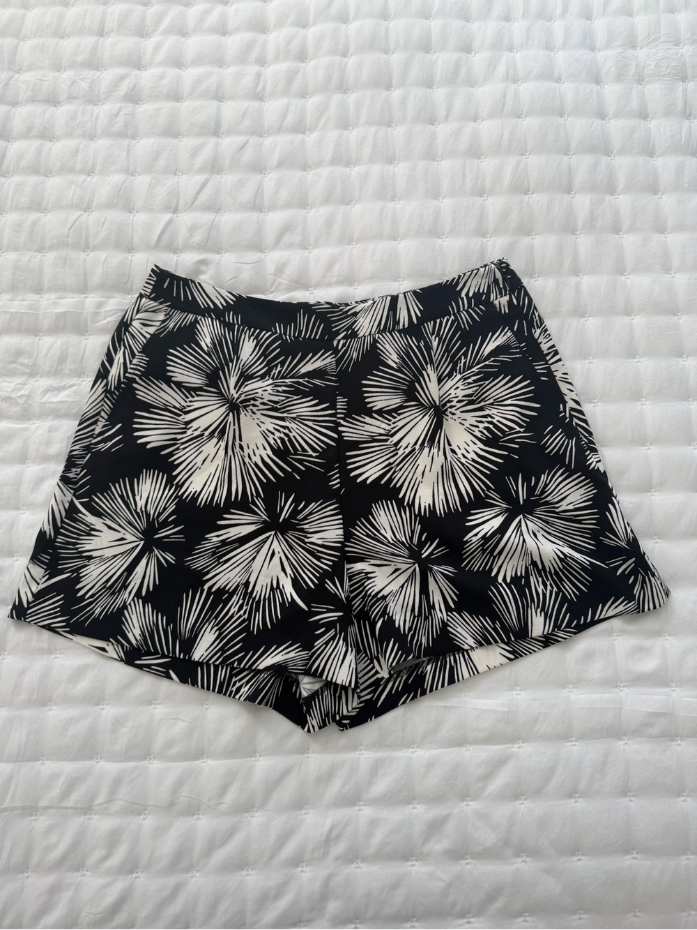 Ann Taylor Factory Palm Print Shorts Size 10 NWOT, Black & White